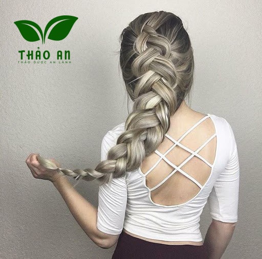 Kiểu tóc tết đuôi sam dịu dàng