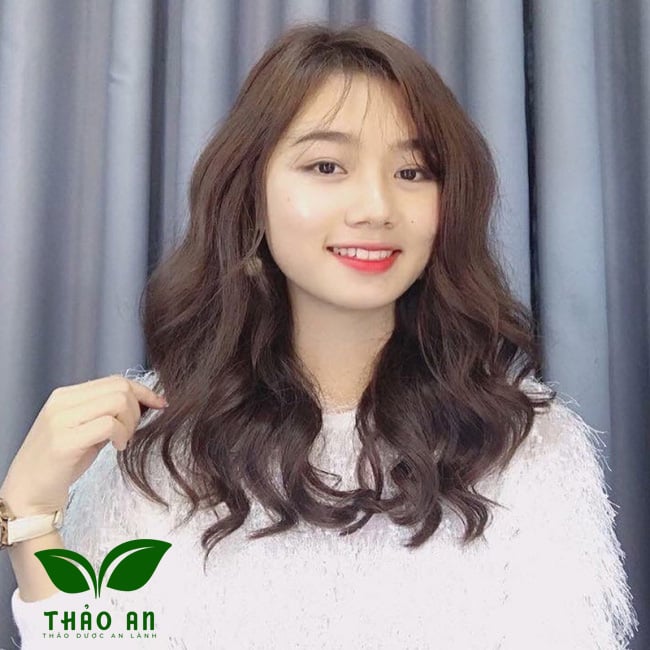 Tóc Đi Tiệc Cho Mặt Tròn Ngang Vai Gợn Sóng